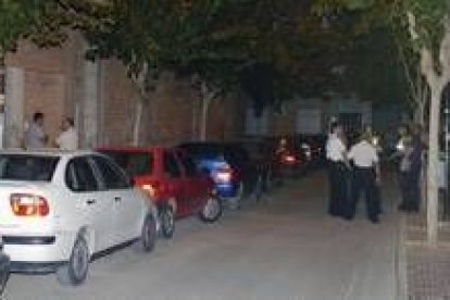 Varios miembros de la policía permanecen a las puertas del lugar del suceso