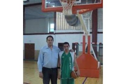 El joven jugador bañezano en su lugar habitual de entrenamiento