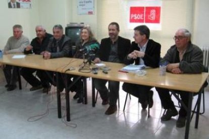 Los cargos públicos socialistas y de La Cepeda durante su comparecencia ante la prensa.