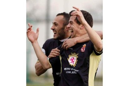 Ferrán, a la derecha, celebra un gol con Yahvé.