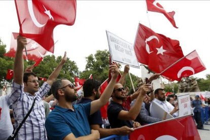 Soldados y partidarios del presidente Erdogán en la Plaza Taksim de Estambul.