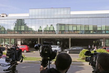 Los medios de comunicación frente al hospital.