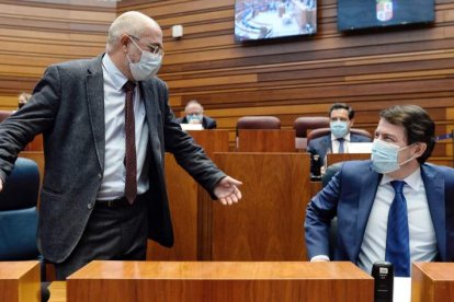 Francisco Igea gesticula ante un Mañueco sonriente. NACHO GALLEGO