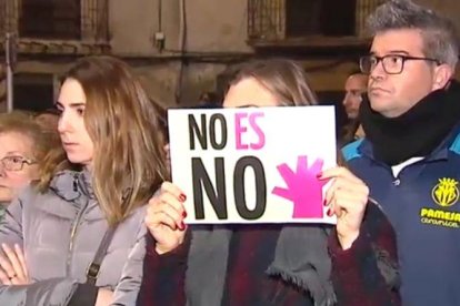 concentración de protesta de los vecinos de la localidad el miércoles por la tarde.