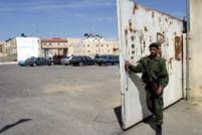 Un policía palestino cierra la puerta de acceso al recinto de la Mukata