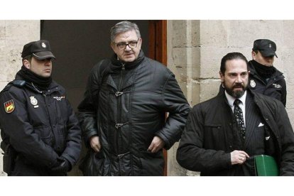 El secretario de las infantas, Carlos García Revenga (izquierda), sale de los juzgados de Palma acompañado por su abogado, el pasado 23 de febrero.