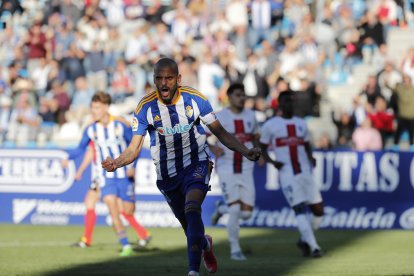 Yuri celebra su gol frente al Huesca que sirvió para devolver a la senda del triunfo a la Deportiva. L. DE LA MATA