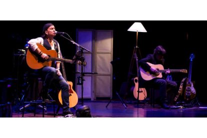 Imagen de Álvaro Urquijo y Ramón Arroyo durante el concierto celebrado en el Auditorio de León el 7 de abril de 2016. FERNANDO OTERO