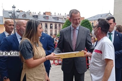 El rey Felipe VI recibe una empanada típica del Bierzo. DL