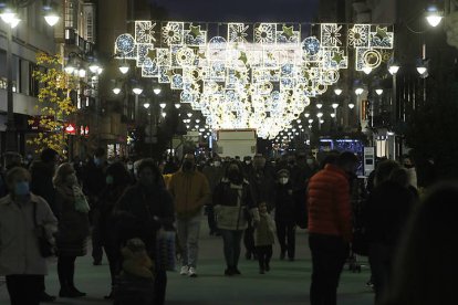 Llegan las luces de Navidad a las calles de León. RAMIRO