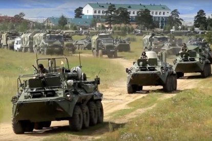 Carros de combate en las maniobras militares rusas.