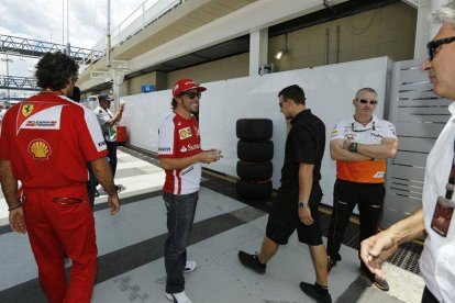 El piloto español Fernando Alonso  de la escudería Ferrari llega a la zona de garajes hoy en el autódromo de Interlagos, en Sao Paulo (Brasil).