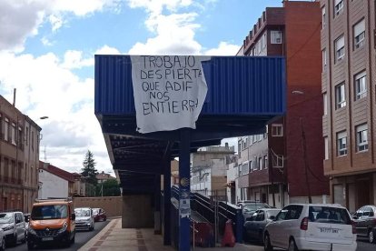 Arenga desde el balcón de la pasarela azul de Trobajo, otra pieza rechazada por los vecinos. DL