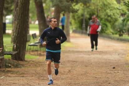 Luis Valcarce, entrenando en el parque del Temple. LUIS DE LA MATA