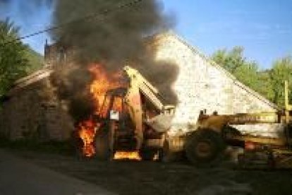 Una imagen del incendio que calcinó la máquina que acondicionaba la carretera