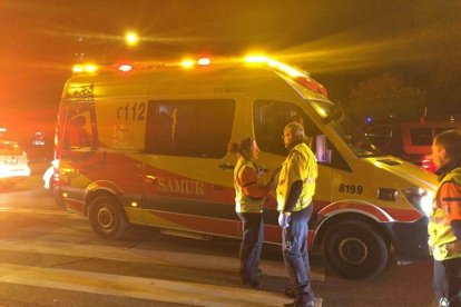 ntervención de Emergencias Madrid tras el apuñalamiento de un joven en el Wanda.