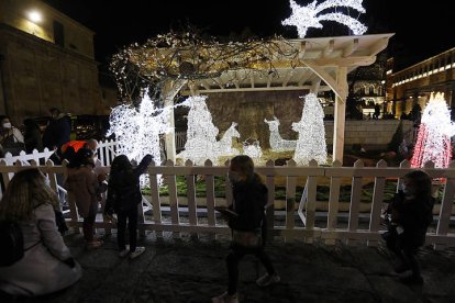 Belén instalado en la Plaza de San Marcelo. MARCIANO PÉREZ