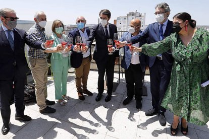 Javier Vega, Matías Llorente, Evelia Fernández, Rafael Blanco, Juan Carlos Suárez-Quiñones, Faustino Sánchez, Juan Martínez Majo y María Villoslada, ayer, en Nimú Azotea, tras la cata de calificación de la añada 2020. MARCIANO PÉREZ