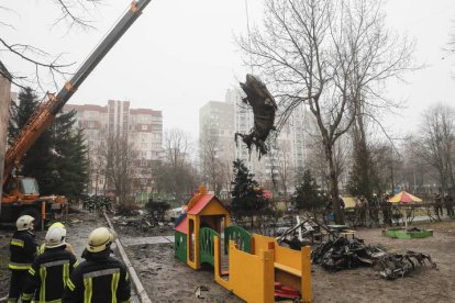 Rescate del helicóptero accidentado que se ha estrellado en la ciudad ucraniana de Brovary. SERGEY DOLZHENKO