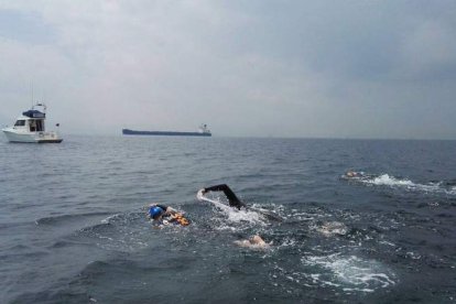 El cruce a nado se efectúa de Tarifa a Cires (Marruecos). DL