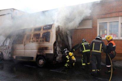 Los bomberos apagaron las llamas de la furgoneta, que afectaron al colegio