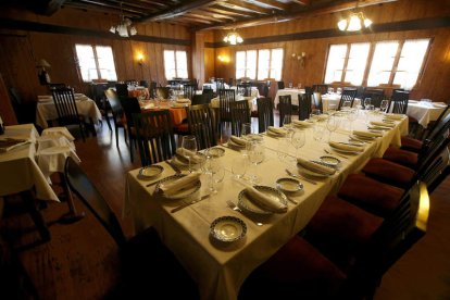 El restaurante Casa Ramón, está situado en pleno centro de Molinaseca, en un marco incomparable. Su comedor tiene capacidad para hasta sesenta comensales.