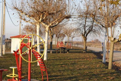 Santa María cuenta asimismo con numerosas zonas de juego para los niños, un inmenso paseo que rodea toda la localidad y un centro cívico donde se desarrollan actividades durante todo el año. Por si fuera poco, también dispone de cine y de una sala de expo