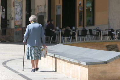 Imagen de una anciana en Ponferrada. ANA F. BARREDO