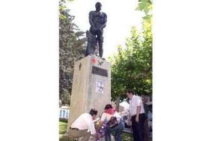 Teresa Páramo, de espaldas, depositó un ramo de flores en su memoria