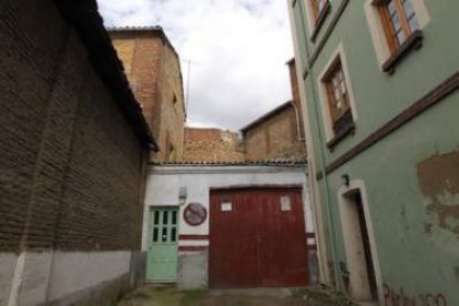 Vista exterior del Molino Sidrón desde Ramón y Cajal: es el edificio que sobresale a la izquierda