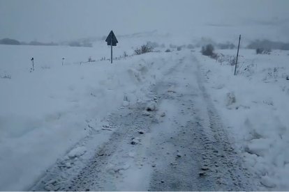 La carretera por la que hay que ir a votar, nevada y sin limpiar esta mañana en Valverde de Curueño. VÍDEO DE MIGUEL A. GONÄZLEZ CASTAÑÓN / FACEBOOK