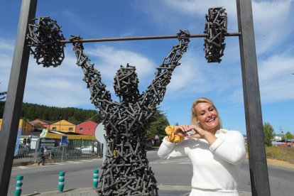 La haltera Lydia Valentin descubre una escultura en  en su pueblo natal  de Camponaraya . L. DE LA MATA