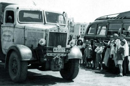 El Lancia con matrícula de Madrid de Herminio Rodríguez Sernández, bendecido por un sacerdote, durante una celebración de la festividad de San Cristóbal, patrón de los camioneros , en los años cincuenta.