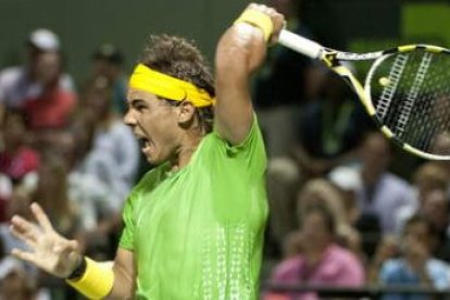 Rafa Nadal ejecuta uno de sus golpes ganadores frente a Federer en la semifinal de Miami.