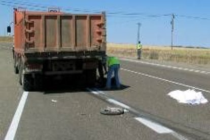 El ciclomotor quedó destrozado tras chocar contra el camión