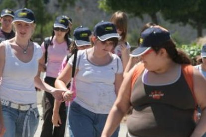 Jóvenes videntes e invidentes camino del Bosque de los Sueños.