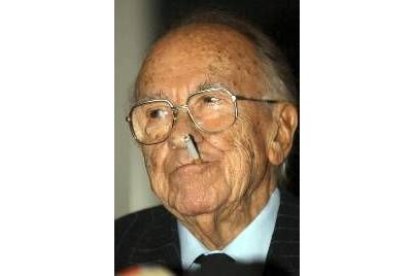 Santiago Carrillo, en una foto de archivo con su inseparable cigarrillo