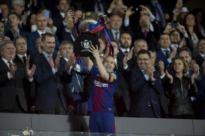 Iniesta recoge la copa del ganador durante la final de la Copa del Rey.