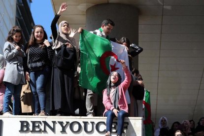 Estudiantes de medicina protestan contra Bouteflika en Argel.