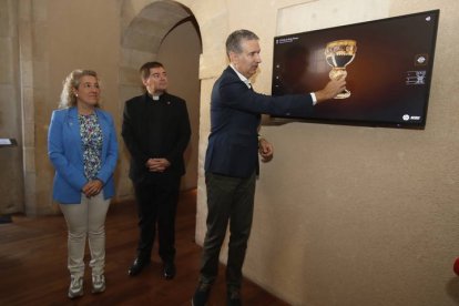 Raquel Jaén, directora del Museo de San Isidoro, el abad Luis García, y el director de HP, Miguel Ángel Turrado. RAMIRO