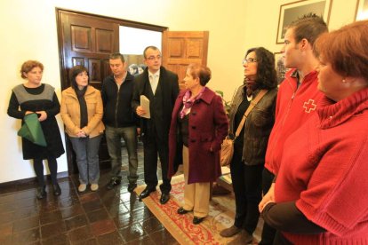 Moreno (centro), con los integrantes de algunos colectivos sociales de Ponferrada.