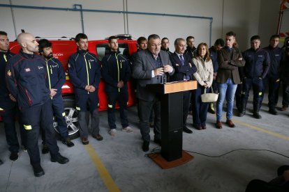 Eduardo Morán, durante la inauguración del Parque de Bomberos del polígono industrial de Villager. FERNANDO OTERO