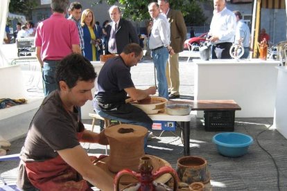 El alcalde y otros miembros de la corporación (al fondo) en la inauguración de la feria.