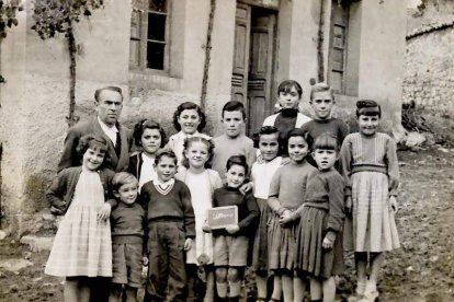 Alumnos y maestro de la escuela de Utrero. CORTESÍA DE ABUNDIO LLAMAZARES