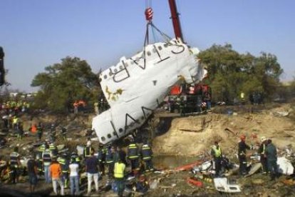 Fotografía de archivo del lugar del accidente aéreo de Spanair en el aeropuerto de Barajas.