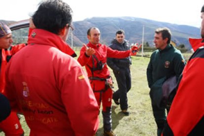 Con la mejilla visiblemente magullada, Andrés explicaba ayer a sus compañeros la forma en la que le