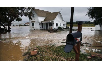 Una vivienda rodeada de agua en un barrio evacuado de Hygeine (Colorado).