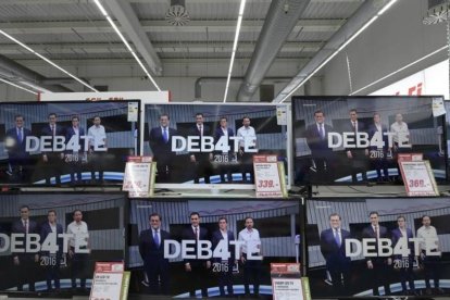 Televisores de un centro comercial ofreciendo el debate a cuatro que emitieron el lunes, 13 de junio, 17 televisiones de toda España simultáneamente.