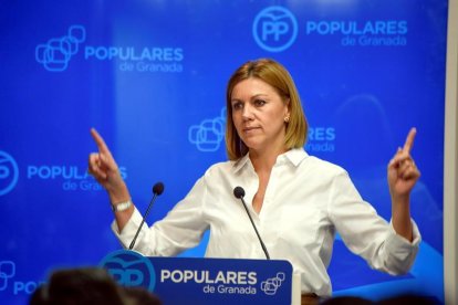 La secretaria general del PP, María Dolores Cospedal, durante su intervención en la reunión de la Junta Directiva del PP de Granada, que ha presidido hoy.