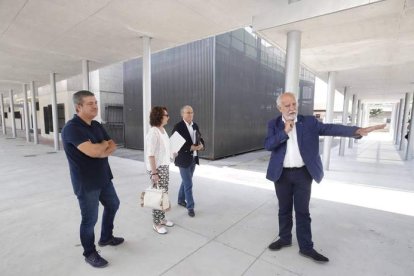 Manuel López, María Pilar González y Jesús Víctor Díez Peña, con el arquitecto. RAMIRO